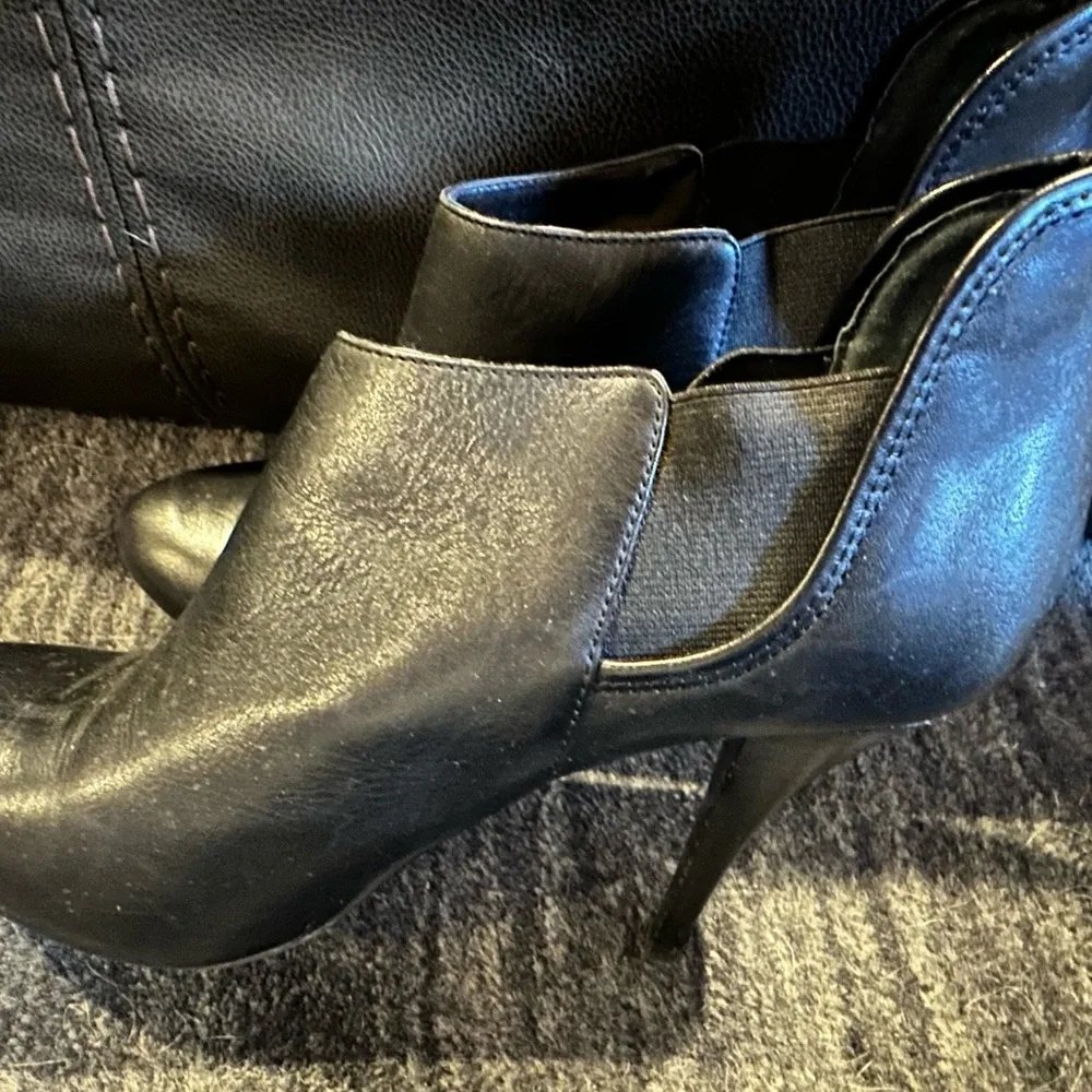 Guess black leather heal booties‎